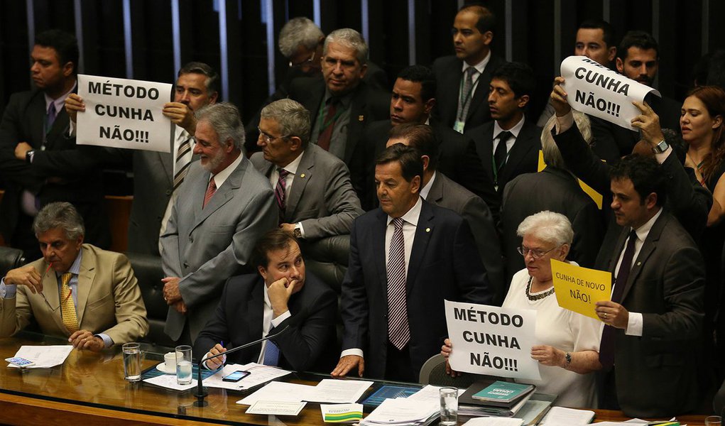 Executiva nacional do partido, que comanda um ministério do governo Temer, decidiu votar contra as reformas da Previdência e Trabalhista; partido tem 35 deputados e será um grande desfalque no apoio ao governo federal; desesperado por votos, Temer já decidiu que irá exonerar seus ministros com mandato na Câmara para votar a favor da reforma da Previdência (Foto: Gisele Federicce) Executiva nacional do partido, que comanda um ministério do governo Temer, decidiu votar contra as reformas da Previdência e Trabalhista; partido tem 35 deputados e será um grande desfalque no apoio ao governo federal; desesperado por votos, Temer já decidiu que irá exonerar seus ministros com mandato na Câmara para votar a favor da reforma da Previdência