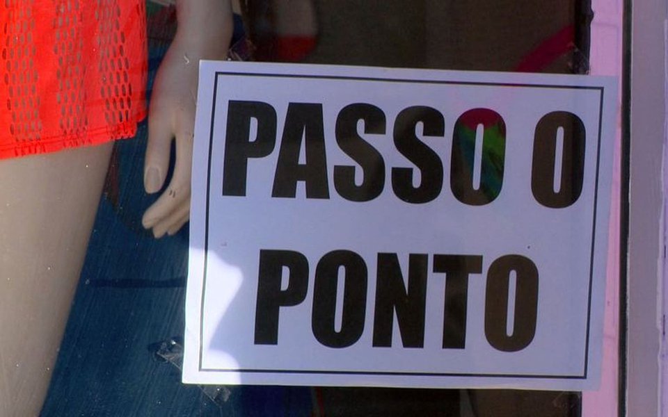 Recessão econômica resultante do cenário pré e pós golpe parlamentar que depôs a presidente eleita Dilma Rousseff fez com que o total de empresas no país caísse 0,1% de 2014 para 2015 com 5 mil empreendimentos a menos; de acordo com o IBGE, em 2015 foram criadas 708,6 mil empresas novas entraram no mercado, enquanto 713,6 mil fecharam as portas; em comparação a 2014, houve queda de 4,5% no pessoal ocupado assalariado, o que equivale a redução de 1,6 milhão de postos de trabalho (Foto: Paulo Emílio) Recessão econômica resultante do cenário pré e pós golpe parlamentar que depôs a presidente eleita Dilma Rousseff fez com que o total de empresas no país caísse 0,1% de 2014 para 2015 com 5 mil empreendimentos a menos; de acordo com o IBGE, em 2015 foram criadas 708,6 mil empresas novas entraram no mercado, enquanto 713,6 mil fecharam as portas; em comparação a 2014, houve queda de 4,5% no pessoal ocupado assalariado, o que equivale a redução de 1,6 milhão de postos de trabalho