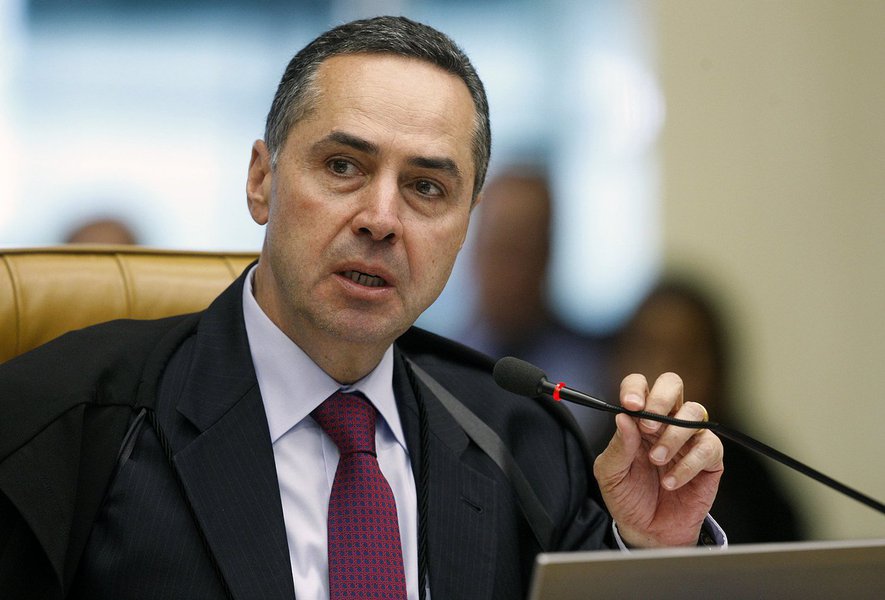 Em palestra nesta sexta-feira, 17, na PUC-Rio, o ministro do STF Luis Roberto Barroso afirmou não acreditar que seja possível mudar o mundo com mais Direito Penal e repressão; a seu ver, isso é feito por meio de educação e distribuição de renda; "Ninguém quer um Estado policial. Queremos que seja preservado o devido processo legal e o direito de defesa. Mas queremos um Estado onde as pessoas sejam devidamente punidas. Um Estado que puna os empresários que fraudem licitações, os operadores do mercado financeiro que lucrem com insider trading, os gestores de fundos de pensão que desviem recursos. Isso não é Estado policial, é Estado de Justiça", afirmou; "Não existe corrupção do bem" (Foto: Aquiles Lins) Em palestra nesta sexta-feira, 17, na PUC-Rio, o ministro do STF Luis Roberto Barroso afirmou não acreditar que seja possível mudar o mundo com mais Direito Penal e repressão; a seu ver, isso é feito por meio de educação e distribuição de renda; "Ninguém quer um Estado policial. Queremos que seja preservado o devido processo legal e o direito de defesa. Mas queremos um Estado onde as pessoas sejam devidamente punidas. Um Estado que puna os empresários que fraudem licitações, os operadores do mercado financeiro que lucrem com insider trading, os gestores de fundos de pensão que desviem recursos. Isso não é Estado policial, é Estado de Justiça", afirmou; "Não existe corrupção do bem"