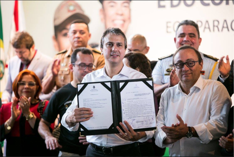 A nova lei, sancionada nesta quinta-feira (6) pelo governador Camilo Santana (PT), equipara a média salarial dos estados do Nordeste para os profissionais da Polícia Militar e do Corpo de Bombeiros do Ceará. O benefício trará aumentos de até 48% nos salários de profissionais da categoria. Os acréscimos financeiros serão feitos em três partes: no instante da publicação da lei, a partir de março de 2018 e em dezembro de 2018 (Foto: Rodrigo Rocha) A nova lei, sancionada nesta quinta-feira (6) pelo governador Camilo Santana (PT), equipara a média salarial dos estados do Nordeste para os profissionais da Polícia Militar e do Corpo de Bombeiros do Ceará. O benefício trará aumentos de até 48% nos salários de profissionais da categoria. Os acréscimos financeiros serão feitos em três partes: no instante da publicação da lei, a partir de março de 2018 e em dezembro de 2018