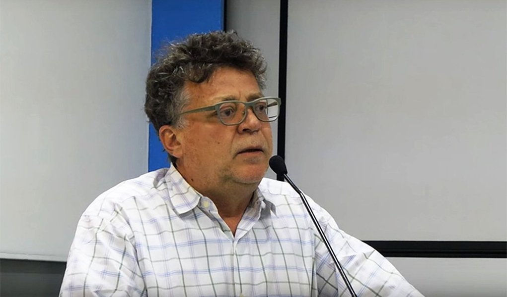 Economista Eduardo Fagnani, professor associado da Unicamp afirma que o governo Michel Temer pratica uma "pedalada constitucional"; ele explica que a Constituição Brasileira adotou o modelo tripartite de financiamento do setor, segundo o qual Estado, empregadores e trabalhadores contribuem; mas desde 1989, o Ministério da Fazenda passou a mão nos recursos da CSLL e do Cofins e a Previdência passou a contabilizar apenas a contribuição do trabalhador e do empregador; "Ao fazer isso, a União nega que a Previdência faça parte da Seguridade Social, em confronto com os artigos 194 e 195 da Constituição", afirma (Foto: Aquiles Lins) Economista Eduardo Fagnani, professor associado da Unicamp afirma que o governo Michel Temer pratica uma "pedalada constitucional"; ele explica que a Constituição Brasileira adotou o modelo tripartite de financiamento do setor, segundo o qual Estado, empregadores e trabalhadores contribuem; mas desde 1989, o Ministério da Fazenda passou a mão nos recursos da CSLL e do Cofins e a Previdência passou a contabilizar apenas a contribuição do trabalhador e do empregador; "Ao fazer isso, a União nega que a Previdência faça parte da Seguridade Social, em confronto com os artigos 194 e 195 da Constituição", afirma