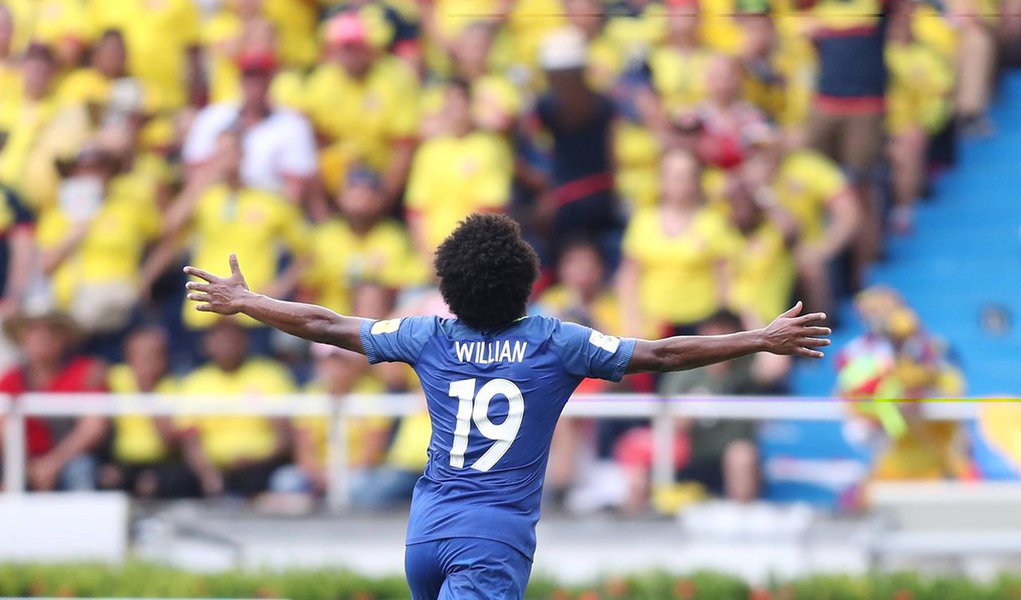Já classificado para o Mundial da Rússia, em 2018, e líder das eliminatórias sul-americana, o Brasil empatou com a Colômbia por 1 a 1, em Barranquilla, nesta terça-feira (5); os gols foram de Wllian, para o Brasil, aos 46 minutos do primeiro tempo e de Falcao García, pela Colômbia, aos 10 minutos do segundo tempo;com o resultado, a equipe brasileira mantém a vantagem sobre a vice-líder Colômbia, que ainda pode perder a segunda colocação para Uruguai ou Argentina que enfrentam, respectivamente, Paraguai e Venezuela (Foto: Romulo Faro) Já classificado para o Mundial da Rússia, em 2018, e líder das eliminatórias sul-americana, o Brasil empatou com a Colômbia por 1 a 1, em Barranquilla, nesta terça-feira (5); os gols foram de Wllian, para o Brasil, aos 46 minutos do primeiro tempo e de Falcao García, pela Colômbia, aos 10 minutos do segundo tempo;com o resultado, a equipe brasileira mantém a vantagem sobre a vice-líder Colômbia, que ainda pode perder a segunda colocação para Uruguai ou Argentina que enfrentam, respectivamente, Paraguai e Venezuela