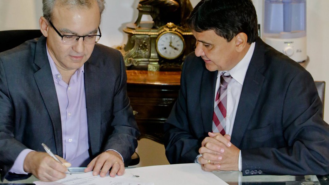 O termo de cooperação assinado entre o governo do Piauí e a Prefeitura de Teresina permite que as gestões possam atuar nas mais diferentes áreas que sejam de interesse comum; o acordo traça encaminhamentos em obras importantes para a capital, como as do VLT, do novo aeroporto e da utilização de hidrovias, relacionadas ao transporte, e também da utilização de espaços desportivos como o Verdão e o Lindolfo Monteiro; “Vivemos momentos desafiadoras para a gestão pública, para os municípios. Há necessidade de parcerias nesses momentos onde há insuficiência de recursos públicos para determinadas ações que são fundamentais”, disse o governador Wellington Dias (Foto: Leonardo Lucena) O termo de cooperação assinado entre o governo do Piauí e a Prefeitura de Teresina permite que as gestões possam atuar nas mais diferentes áreas que sejam de interesse comum; o acordo traça encaminhamentos em obras importantes para a capital, como as do VLT, do novo aeroporto e da utilização de hidrovias, relacionadas ao transporte, e também da utilização de espaços desportivos como o Verdão e o Lindolfo Monteiro; “Vivemos momentos desafiadoras para a gestão pública, para os municípios. Há necessidade de parcerias nesses momentos onde há insuficiência de recursos públicos para determinadas ações que são fundamentais”, disse o governador Wellington Dias