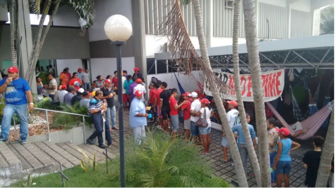 Cerca de 800 integrantes do Movimento dos Trabalhadores Rurais Sem Terra (MST) ocuparam a sede do Incra no Ceará na madrugada desta segunda-feira (17). O grupo reivindica desapropriação de terras para assentar mais de 2 mil famílias em todo o Estado e protesta contra os ataques aos trabalhadores promovidos pelo governo Michel Temer, como a reforma da Previdência e a lei das terceirizações. Eles aguardam audiência com a superintendência do Incra e com o Governo do Ceará (Foto: Rodrigo Rocha) Cerca de 800 integrantes do Movimento dos Trabalhadores Rurais Sem Terra (MST) ocuparam a sede do Incra no Ceará na madrugada desta segunda-feira (17). O grupo reivindica desapropriação de terras para assentar mais de 2 mil famílias em todo o Estado e protesta contra os ataques aos trabalhadores promovidos pelo governo Michel Temer, como a reforma da Previdência e a lei das terceirizações. Eles aguardam audiência com a superintendência do Incra e com o Governo do Ceará