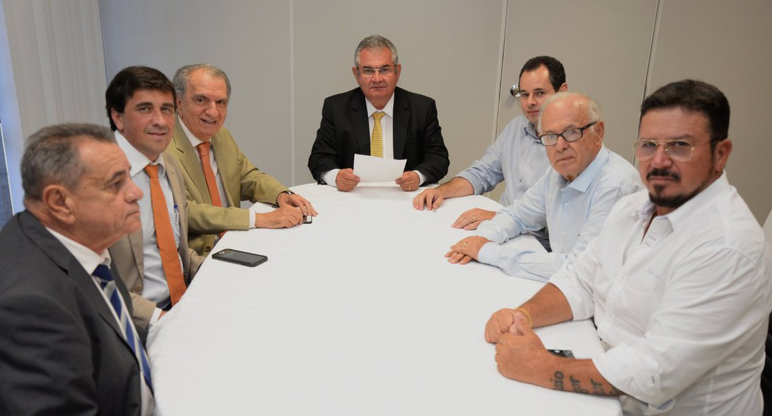 Confirmando a tendência que se desenhou depois das eleições de 2016, o PSL formalizou sua saída da base do governador Rui Costa na Assembleia Legislativa; em reunião com o presidente da Casa, deputado Ângelo Coronel (PSD), os parlamentares da bancada do PSL anunciaram a formação um novo bloco independente na ALBA; pouco antes da reunião, o ex-presidente da Assembleia e presidente do PSL na Bahia, Marcelo Nilo, deu um prenúncio do fato; ele desmentiu informação de que a legenda pleiteava mais espaço no governo de Rui Costa, e deixou nas entrelinhas a insatisfação dos parlamentares; "Em dezembro de 2016 nós conversamos com o governador e ele ficou de nos atender (com uma secretaria). Depois ele fez a reforma e não deu nada ao PSL. Então não faz sentido a gente ficar pedindo nada" (Foto: Romulo Faro) Confirmando a tendência que se desenhou depois das eleições de 2016, o PSL formalizou sua saída da base do governador Rui Costa na Assembleia Legislativa; em reunião com o presidente da Casa, deputado Ângelo Coronel (PSD), os parlamentares da bancada do PSL anunciaram a formação um novo bloco independente na ALBA; pouco antes da reunião, o ex-presidente da Assembleia e presidente do PSL na Bahia, Marcelo Nilo, deu um prenúncio do fato; ele desmentiu informação de que a legenda pleiteava mais espaço no governo de Rui Costa, e deixou nas entrelinhas a insatisfação dos parlamentares; "Em dezembro de 2016 nós conversamos com o governador e ele ficou de nos atender (com uma secretaria). Depois ele fez a reforma e não deu nada ao PSL. Então não faz sentido a gente ficar pedindo nada"
