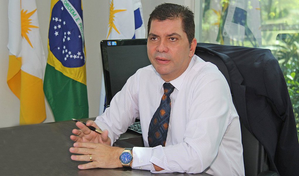 O prefeito de Palmas, Carlos Amastha, lembrou a população do prazo, com desconto, para o pagamento do IPTU, que vence na quartafeira (15), com abate de 30%; “Com seu IPTU pago, a prefeitura mantém nossa Palmas ainda mais 'Sua Linda'! Por favor, colabore... Até dia 15 com 30% de desconto...”, pediu o prefeito pelas redes sociais (Foto: Leonardo Lucena) O prefeito de Palmas, Carlos Amastha, lembrou a população do prazo, com desconto, para o pagamento do IPTU, que vence na quartafeira (15), com abate de 30%; “Com seu IPTU pago, a prefeitura mantém nossa Palmas ainda mais 'Sua Linda'! Por favor, colabore... Até dia 15 com 30% de desconto...”, pediu o prefeito pelas redes sociais