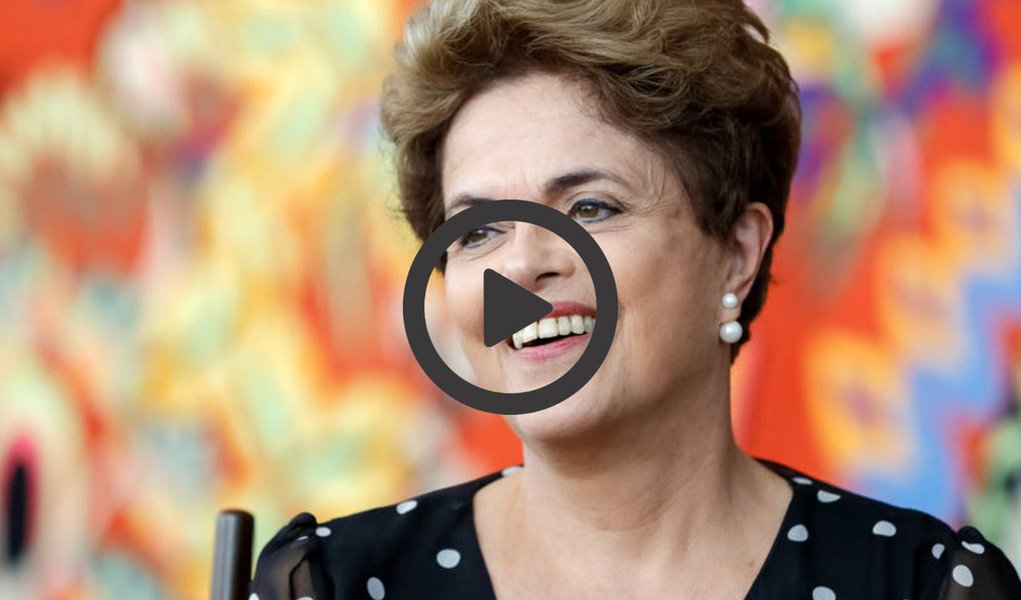 Em vídeo postado nas suas redes sociais, a presidente deposta Dilma Rousseff celebra o Dia Internacional da Mulher, comemorado nesta quarta-feira, e conclama as mulheres do Brasil a resistir ao golpe e a tentativa de desmonte das políticas criadas nos governos do PT; "No Brasil, estamos na residência contra o desmonte das políticas criadas nos nossos governos com ampla participação das mulheres"; "Nós vamos lutar contra o retrocesso, vamos resistir ao golpe e lutar pela democracia que nós construímos. Para nós, mulheres, a democracia é o lado certo da história", disse Dilma (Foto: José Barbacena) www.brasil247.com - Em vídeo postado nas suas redes sociais, a presidente deposta Dilma Rousseff celebra o Dia Internacional da Mulher, comemorado nesta quarta-feira, e conclama as mulheres do Brasil a resistir ao golpe e a tentativa de desmonte das políticas criadas nos governos do PT; "No Brasil, estamos na residência contra o desmonte das políticas criadas nos nossos governos com ampla participação das mulheres"; "Nós vamos lutar contra o retrocesso, vamos resistir ao golpe e lutar pela democracia que nós construímos. Para nós, mulheres, a democracia é o lado certo da história", disse Dilma