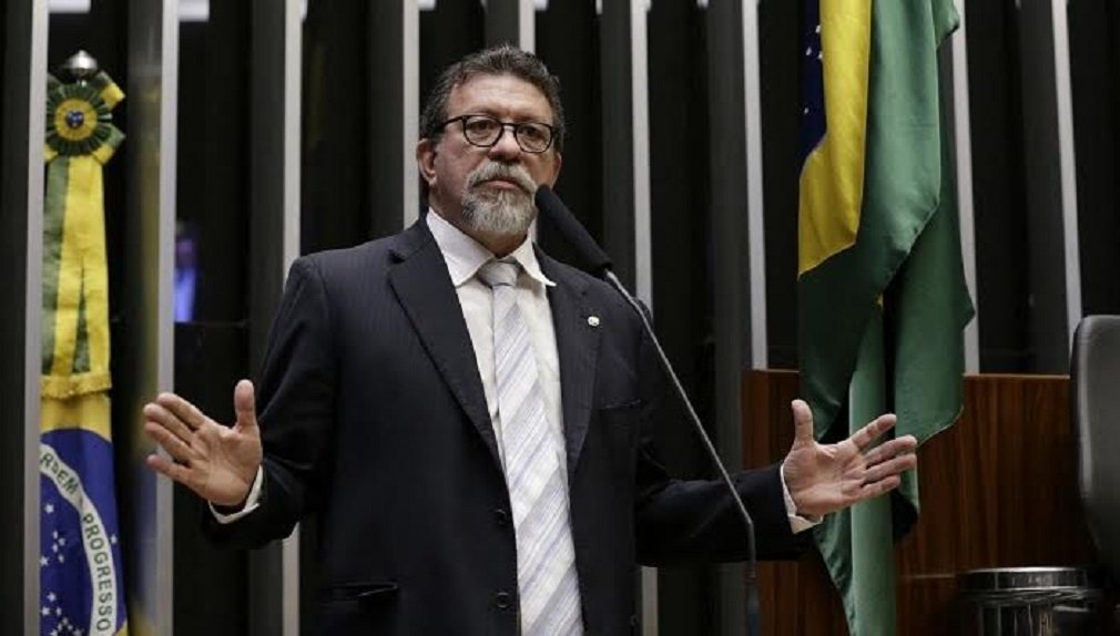 Ex- líder do PT e atual vice-líder da Oposição no Congresso, o deputado federal baiano Afonso Florence (PT) criticou a atitude do ministro da secretaria de Governo de Michel Temer, Antonio Imbassahy (PSDB), ter agendando visita às obras do metrô de Salvador sem convidar o governador Rui Costa (PT); "Imbassahy visita metrô sem Rui. Certeza que vergonha de ter paralisado a obra e engavetado a investigação de desvio", disparou; o parlamentar ainda lembrou que as obras ficaram travadas por 13 anos e com várias denúncias de desvio de verba (Foto: José Barbacena) Ex- líder do PT e atual vice-líder da Oposição no Congresso, o deputado federal baiano Afonso Florence (PT) criticou a atitude do ministro da secretaria de Governo de Michel Temer, Antonio Imbassahy (PSDB), ter agendando visita às obras do metrô de Salvador sem convidar o governador Rui Costa (PT); "Imbassahy visita metrô sem Rui. Certeza que vergonha de ter paralisado a obra e engavetado a investigação de desvio", disparou; o parlamentar ainda lembrou que as obras ficaram travadas por 13 anos e com várias denúncias de desvio de verba