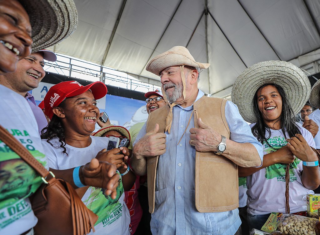 O ex-presidente Luiz Inácio Lula da Silva também cutucou o governo de Michel Temer, que ascendeu por meio de um golpe; petista afirmou que gosta "de resolver tudo democraticamente"; "Essa gente resolveu infernizar minha vida achando que eu ia baixar a cabeça", continuou Lula, que iniciou sua caravana pela Bahia, para participar de um encontro com prefeitos e vereadores de diversos partidos em Feira de Santana (Foto: Leonardo Lucena) O ex-presidente Luiz Inácio Lula da Silva também cutucou o governo de Michel Temer, que ascendeu por meio de um golpe; petista afirmou que gosta "de resolver tudo democraticamente"; "Essa gente resolveu infernizar minha vida achando que eu ia baixar a cabeça", continuou Lula, que iniciou sua caravana pela Bahia, para participar de um encontro com prefeitos e vereadores de diversos partidos em Feira de Santana