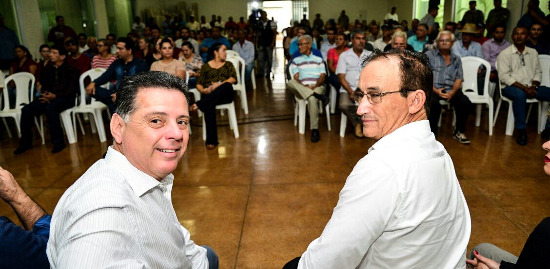 Governador começou a agenda do Goiás na Frente desta quarta-feira no município de Montes Claros, recebido pelo prefeito Antônio Cícero, do PMDB; "O povo não quer saber de briga política, quer saber de resultado. Eleição terminou, todo mundo tem que estar junto pelo bem da cidade, pelo bem da cidade. Nossa política é de paz, não é de guerra. Não é de vir aqui e xingar os outros. Tem muita gente que xinga muito, mas não faz nada", disse o governador; o convênio firmado com o município é no valor de R$ 1 milhão (Foto: José Barbacena) Governador começou a agenda do Goiás na Frente desta quarta-feira no município de Montes Claros, recebido pelo prefeito Antônio Cícero, do PMDB; "O povo não quer saber de briga política, quer saber de resultado. Eleição terminou, todo mundo tem que estar junto pelo bem da cidade, pelo bem da cidade. Nossa política é de paz, não é de guerra. Não é de vir aqui e xingar os outros. Tem muita gente que xinga muito, mas não faz nada", disse o governador; o convênio firmado com o município é no valor de R$ 1 milhão