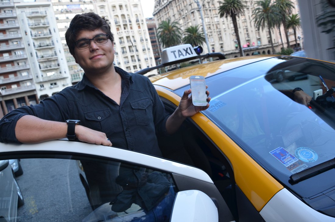 Tallis Gomes, fundador do Easy Taxi e da Singu e um dos principais nomes do ecossistema de startups brasileiro, é categórico no que ele acredita ser a grande dor do empreendedor brasileiro; “Ter o Estado como sócio”, afirma, seco, sem demonstrar nenhum tipo de dúvida; o empreendedor acredita que é o governo o grande inimigo do povo brasileiro, não apenas de quem está tentando gerar renda e empregos – por impedir que a economia se desenvolva.; “O Estado é um sangue-suga que extorque a população diariamente, taxando não só em sua receita gerada, mas também seu consumo”, destaca (Foto: Leonardo Lucena) Tallis Gomes, fundador do Easy Taxi e da Singu e um dos principais nomes do ecossistema de startups brasileiro, é categórico no que ele acredita ser a grande dor do empreendedor brasileiro; “Ter o Estado como sócio”, afirma, seco, sem demonstrar nenhum tipo de dúvida; o empreendedor acredita que é o governo o grande inimigo do povo brasileiro, não apenas de quem está tentando gerar renda e empregos – por impedir que a economia se desenvolva.; “O Estado é um sangue-suga que extorque a população diariamente, taxando não só em sua receita gerada, mas também seu consumo”, destaca
