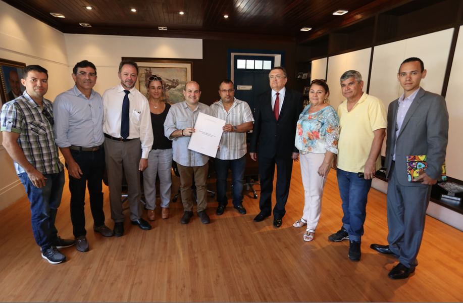 Em reunião com representantes das barracas da Praia do Futuro e da Câmara Municipal nesta terça (7), o prefeito Roberto Cláudio (PDT) comprometeu-se com o encaminhamento de carta ao Tribunal Regional Federal (TRF), endossando a manutenção dos equipamentos. Uma ação civil pública do Ministério Público Federal (MPF-CE), lotada no Tribunal Regional Federal, em Recife, questiona a permanência dos empreendimentos. A perspectiva é que no dia 15 de março saia o resultado definitivo para a manutenção ou não (Foto: Rodrigo Rocha) Em reunião com representantes das barracas da Praia do Futuro e da Câmara Municipal nesta terça (7), o prefeito Roberto Cláudio (PDT) comprometeu-se com o encaminhamento de carta ao Tribunal Regional Federal (TRF), endossando a manutenção dos equipamentos. Uma ação civil pública do Ministério Público Federal (MPF-CE), lotada no Tribunal Regional Federal, em Recife, questiona a permanência dos empreendimentos. A perspectiva é que no dia 15 de março saia o resultado definitivo para a manutenção ou não