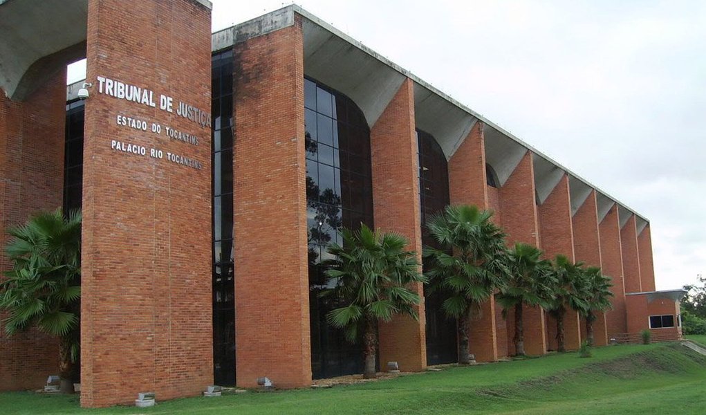 Juiz Gilson Coelho Valadares, do Juizado Especial Criminal Central de Palmas, concedeu perdão judicial e determinou o arquivamento de uma investigação aberta para apurar a conduta de uma mãe que retirou os filhos da Casa Abrigo Raio de Sol, na Capital; na avaliação do magistrado, a mãe já foi punida pelo destino. "Uma por ser pobre, outra por ser usuária de drogas, estando, inclusive, à beira da interdição por problemas de ordem mental. Golpe maior será alijá-la totalmente dos filhos, impedi-la de lhes propiciar o mínimo de convivência e de carinho. Pactuar com tamanha perversidade não me parece ser a melhor política da Justiça. Se assim o for, restará à suposta infratora, na verdade uma vítima do sistema, apegar-se a Deus, o juiz serenamente justo e bom" (Foto: Aquiles Lins) Juiz Gilson Coelho Valadares, do Juizado Especial Criminal Central de Palmas, concedeu perdão judicial e determinou o arquivamento de uma investigação aberta para apurar a conduta de uma mãe que retirou os filhos da Casa Abrigo Raio de Sol, na Capital; na avaliação do magistrado, a mãe já foi punida pelo destino. "Uma por ser pobre, outra por ser usuária de drogas, estando, inclusive, à beira da interdição por problemas de ordem mental. Golpe maior será alijá-la totalmente dos filhos, impedi-la de lhes propiciar o mínimo de convivência e de carinho. Pactuar com tamanha perversidade não me parece ser a melhor política da Justiça. Se assim o for, restará à suposta infratora, na verdade uma vítima do sistema, apegar-se a Deus, o juiz serenamente justo e bom"