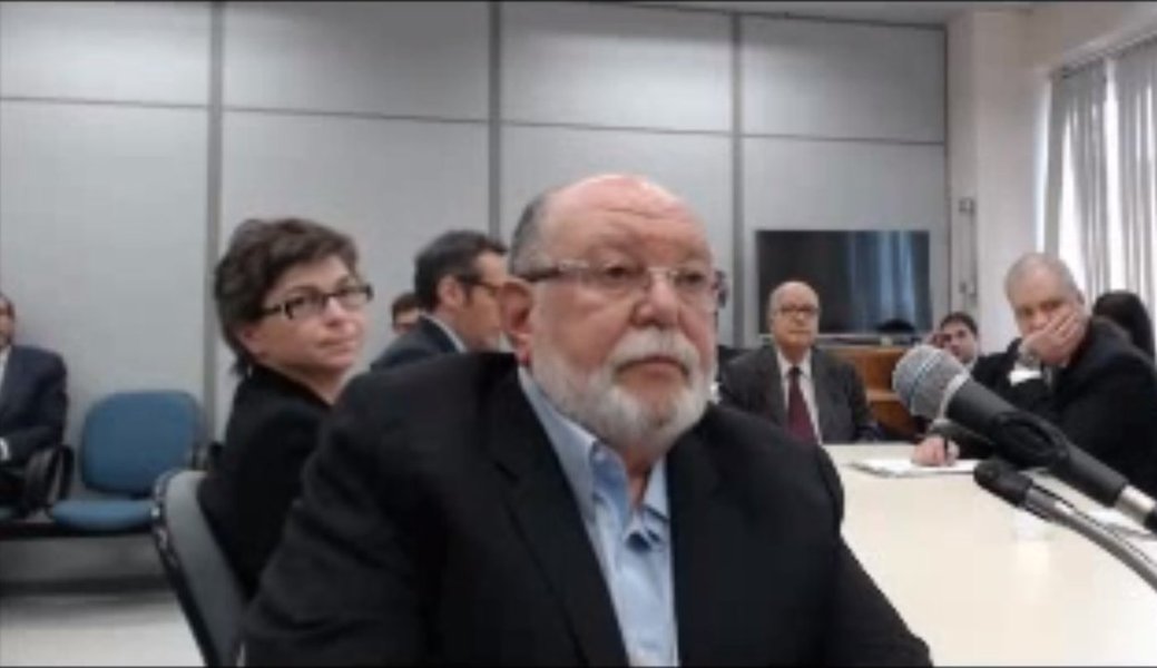 Assessoria de imprensa do ex-presidente Lula divulgou nesta sexta-feira, 21, que o depoimento do empresário Léo Pinheiro, da OAS, que incrimina Lula foi o primeiro com seus novos advogados, que não acompanharam nenhum dos depoimentos das testemunhas no processo; "A saída dos advogados anteriores seria parte do acordo com o Ministério Público para que Léo Pinheiro reduza seu tempo na prisão e para que a OAS volte a fechar contratos com o governo. O acordo só sairia, e não foram os advogados de Lula que disseram isso, mas os jornais Valor e Folha de S. Paulo, se Léo Pinheiro incriminasse Lula", diz a assessoria de Lula em nota (Foto: Aquiles Lins) Assessoria de imprensa do ex-presidente Lula divulgou nesta sexta-feira, 21, que o depoimento do empresário Léo Pinheiro, da OAS, que incrimina Lula foi o primeiro com seus novos advogados, que não acompanharam nenhum dos depoimentos das testemunhas no processo; "A saída dos advogados anteriores seria parte do acordo com o Ministério Público para que Léo Pinheiro reduza seu tempo na prisão e para que a OAS volte a fechar contratos com o governo. O acordo só sairia, e não foram os advogados de Lula que disseram isso, mas os jornais Valor e Folha de S. Paulo, se Léo Pinheiro incriminasse Lula", diz a assessoria de Lula em nota