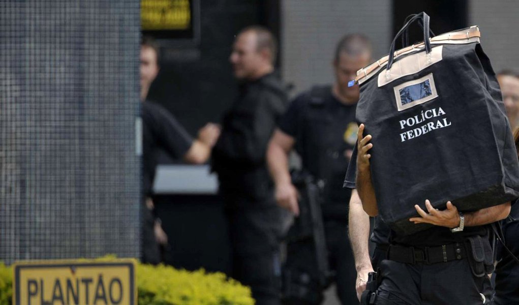 "Não estamos diante de qualquer revolução, com seu potencial renovador, com a enxurrada que, ainda que violenta, fertiliza a civilização e a faz brotar humanidade e justiça", diz o jornalista Fernando Brito sobre a operação Lava Jato; "Estamos diante de um pogrom, desta vez não contra judeus, eslavos, protestantes, mas contra a raça de políticos e, com ela, de toda a organização da sociedade, que se torna pasto franqueado ao dinheiro, à dominação, ao saque ainda pior", afirma (Foto: Aquiles Lins) "Não estamos diante de qualquer revolução, com seu potencial renovador, com a enxurrada que, ainda que violenta, fertiliza a civilização e a faz brotar humanidade e justiça", diz o jornalista Fernando Brito sobre a operação Lava Jato; "Estamos diante de um pogrom, desta vez não contra judeus, eslavos, protestantes, mas contra a raça de políticos e, com ela, de toda a organização da sociedade, que se torna pasto franqueado ao dinheiro, à dominação, ao saque ainda pior", afirma