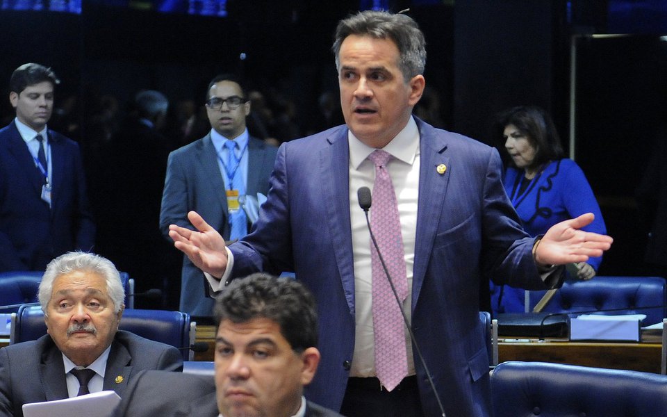 Delator Joesley Batista, um dos donos do grupo J&F, e o executivo da companhia Ricardo Saud afirmaram à PF que realizaram o pagamento de propinas para o senador e presidente nacional do PP, Ciro Nogueira (PI); delatores detalharam, inclusive, a entrega de uma mala com R$ 500 mil em propinas, além de doações por meio de caixa 2 durante a campanha de 2016; Joesley também afirmou que seus maiores interlocutores nos últimos três anos foram Michel Temer, Ciro Nogueira e o ex-deputado Eduardo Cunha (PMDB-RJ) (Foto: Paulo Emílio) Delator Joesley Batista, um dos donos do grupo J&F, e o executivo da companhia Ricardo Saud afirmaram à PF que realizaram o pagamento de propinas para o senador e presidente nacional do PP, Ciro Nogueira (PI); delatores detalharam, inclusive, a entrega de uma mala com R$ 500 mil em propinas, além de doações por meio de caixa 2 durante a campanha de 2016; Joesley também afirmou que seus maiores interlocutores nos últimos três anos foram Michel Temer, Ciro Nogueira e o ex-deputado Eduardo Cunha (PMDB-RJ)