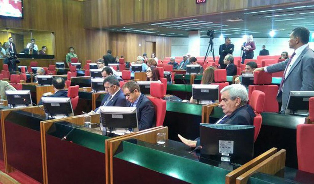 Será lido em plenário e distribuído para a Comissão de Constituição e Justiça na próxima semana a reforma administrativa do Estado, que prevê a criação de oito coordenadorias, com status de secretaria, para acomodação dos novos aliados do governo Wellington Dias; líder do Governo, deputado João de Deus (PT) acredita que não haverá dificuldade em aprovar a reforma, que ainda prevê a criação de uma fundação par administrar os hospitais públicos do Estado, a ser ocupada pelo deputado Pablo Santos, filho do ex-deputado Warton Santos, na cota do PMDB (Foto: Leonardo Lucena) Será lido em plenário e distribuído para a Comissão de Constituição e Justiça na próxima semana a reforma administrativa do Estado, que prevê a criação de oito coordenadorias, com status de secretaria, para acomodação dos novos aliados do governo Wellington Dias; líder do Governo, deputado João de Deus (PT) acredita que não haverá dificuldade em aprovar a reforma, que ainda prevê a criação de uma fundação par administrar os hospitais públicos do Estado, a ser ocupada pelo deputado Pablo Santos, filho do ex-deputado Warton Santos, na cota do PMDB