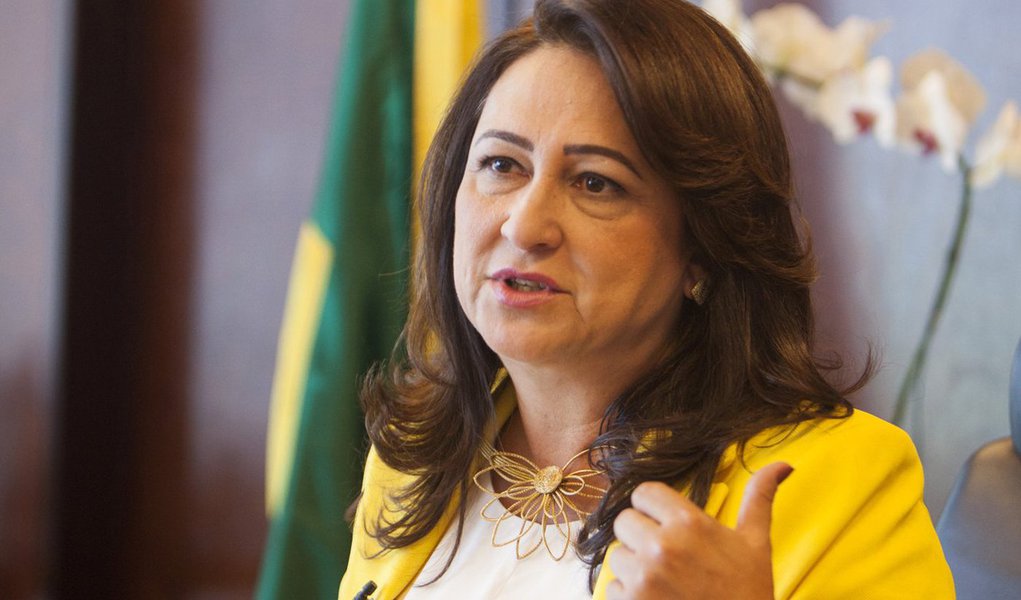A senadora Kátia Abreu (PMDB-TI) pediu ao ministro da Ciência e Tecnologia, Gilberto Kassab, a implantação do Projeto Cidades Digitais em municípios do Estado do Tocantins; a parlamentar levou ao Ministro o nome de quatro cidades como prioritárias para implantação do projeto porque já estão cadastradas desde o ano passado: Paraíso, Ponte Alta do Bom Jesus, São Miguel e Porto Nacional (Foto: Leonardo Lucena) A senadora Kátia Abreu (PMDB-TI) pediu ao ministro da Ciência e Tecnologia, Gilberto Kassab, a implantação do Projeto Cidades Digitais em municípios do Estado do Tocantins; a parlamentar levou ao Ministro o nome de quatro cidades como prioritárias para implantação do projeto porque já estão cadastradas desde o ano passado: Paraíso, Ponte Alta do Bom Jesus, São Miguel e Porto Nacional