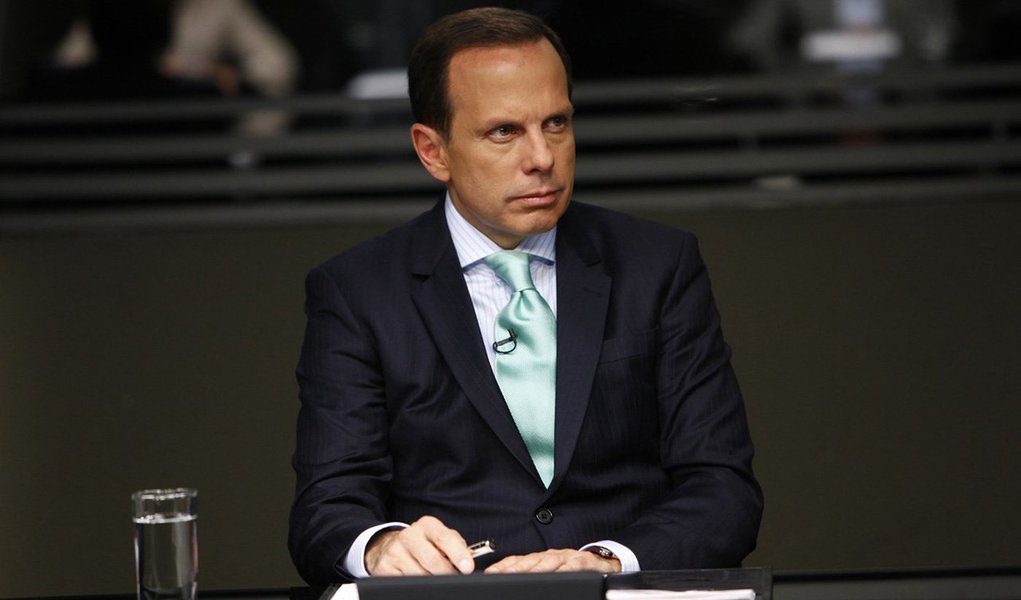 Durante apresentação do Aprendiz, da TV Record, João Doria disse a um candidato do programa: "Pobre não tem hábito alimentar, ele dá graças a Deus se tiver o que comer"; nesta quarta-feira 18, como prefeito de São Paulo, o tucano repetiu o comentário preconceituoso, durante uma coletiva de imprensa em que anunciou a distribuição da ração para os pobres da cidade: "o pobre não tem hábito alimentar, ele tem fome" (Foto: Charles Nisz) Durante apresentação do Aprendiz, da TV Record, João Doria disse a um candidato do programa: "Pobre não tem hábito alimentar, ele dá graças a Deus se tiver o que comer"; nesta quarta-feira 18, como prefeito de São Paulo, o tucano repetiu o comentário preconceituoso, durante uma coletiva de imprensa em que anunciou a distribuição da ração para os pobres da cidade: "o pobre não tem hábito alimentar, ele tem fome"