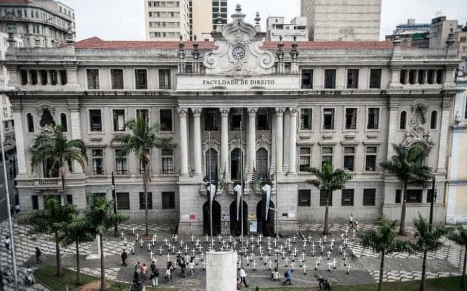 Passado um ano do golpe parlamentar que afastou a presidente eleita Dilma Rousseff e alçou Michel temer ao poder, o Brasil perdeu seis universidades no ranking das mil melhores instituições de ensino superior do mundo; segundo lista elaborada pela Times Higher Education, no ano passado, de 27 universidades, o Brasil passou a ter 21 (Foto: Paulo Emílio) Passado um ano do golpe parlamentar que afastou a presidente eleita Dilma Rousseff e alçou Michel temer ao poder, o Brasil perdeu seis universidades no ranking das mil melhores instituições de ensino superior do mundo; segundo lista elaborada pela Times Higher Education, no ano passado, de 27 universidades, o Brasil passou a ter 21