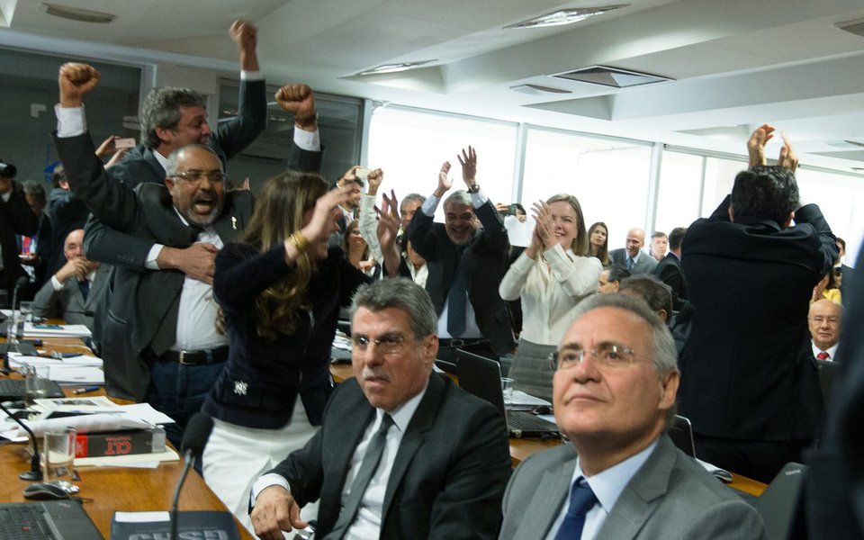 Mesmo encarada por Temer como sua única boia de salvação, a entrega da mercadoria das reformas aos que o financiaram já não pode mais ser comparada a um passeio no parque. Hoje já se sabe que a reforma da Previdência não passará na Câmara tal qual foi enviada pelo governo. A cada escândalo de roubalheira envolvendo o próprio presidente usurpador a obtenção dos 2/3 dos votos necessários para aprovar essa PEC fica mais distante (Foto: Bepe Damasco) Mesmo encarada por Temer como sua única boia de salvação, a entrega da mercadoria das reformas aos que o financiaram já não pode mais ser comparada a um passeio no parque. Hoje já se sabe que a reforma da Previdência não passará na Câmara tal qual foi enviada pelo governo. A cada escândalo de roubalheira envolvendo o próprio presidente usurpador a obtenção dos 2/3 dos votos necessários para aprovar essa PEC fica mais distante