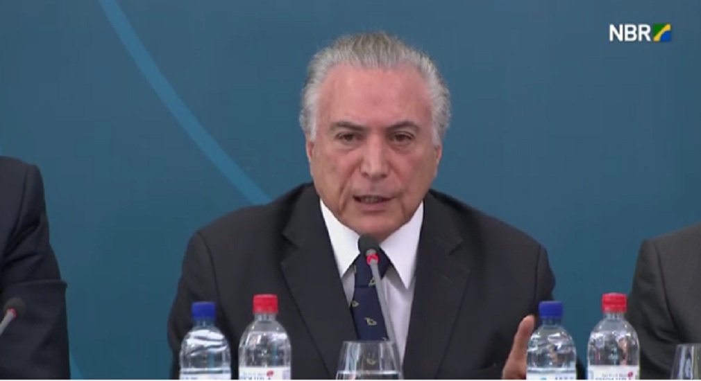 Ao fazer defesa da reforma da Previdência, nesta terça-feira, Michel Temer afirmou que quem reclama das mudanças propostas pelo governo na área são as pessoas que ganham mais; "Cerca de 65% dos trabalhadores brasileiros terão a aposentadoria integral porque ganham o salário mínimo. Lamento dizê-lo, mas o mínimo na Previdência é o salário mínimo. Então, quem eventualmente possa insurgir-se é um grupo de 27%, 37% (...) Quem reclama é na verdade quem ganha muito mais, muito acima desses tetos", disse o peemedebista (Foto: José Barbacena) Ao fazer defesa da reforma da Previdência, nesta terça-feira, Michel Temer afirmou que quem reclama das mudanças propostas pelo governo na área são as pessoas que ganham mais; "Cerca de 65% dos trabalhadores brasileiros terão a aposentadoria integral porque ganham o salário mínimo. Lamento dizê-lo, mas o mínimo na Previdência é o salário mínimo. Então, quem eventualmente possa insurgir-se é um grupo de 27%, 37% (...) Quem reclama é na verdade quem ganha muito mais, muito acima desses tetos", disse o peemedebista