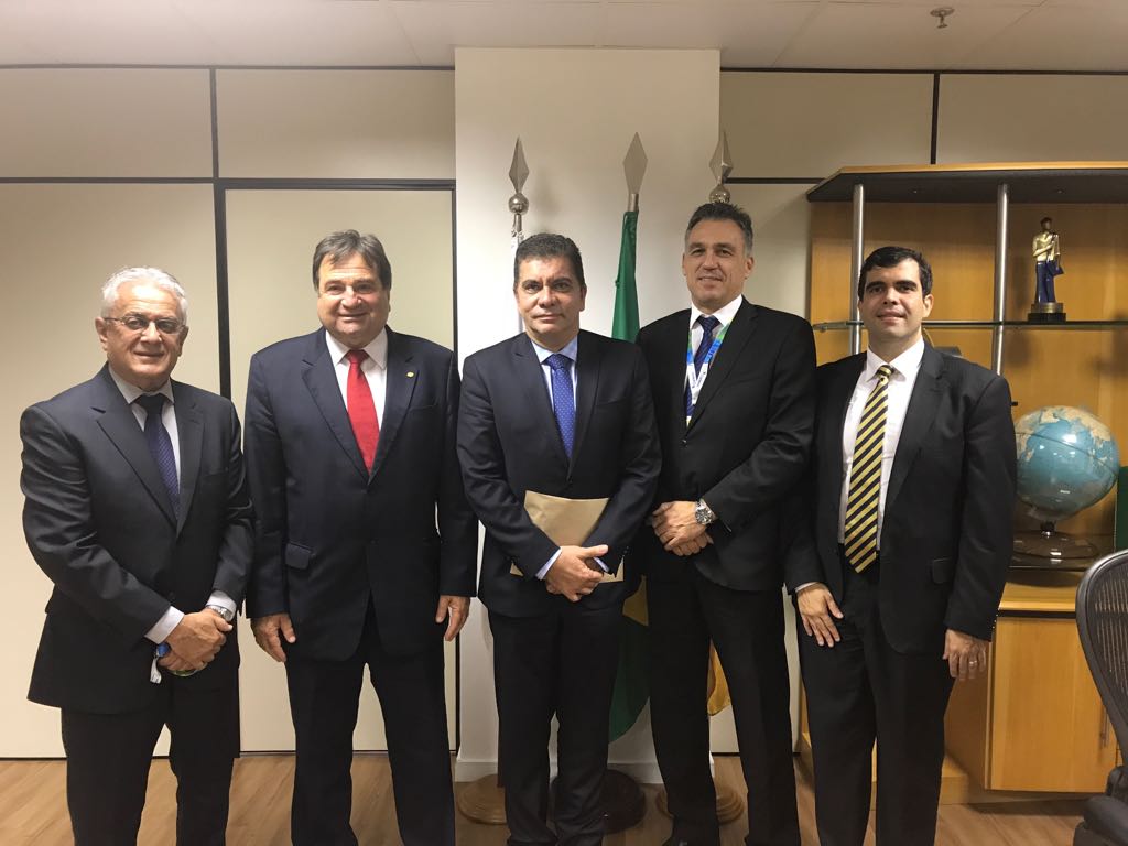 O prefeito de Palmas, Carlos Amastha, o secretário de Desenvolvimento Urbano, Regularização Fundiária e Serviços Regionais, Ricardo Ayres, e o deputado federal César Halum solicitaram ao presidente dos Correios, Guilherme Campos, a adoção das providências necessárias para criar um CEP para cada Quadra Interna de Palmas; atualmente o CEP é definido por alamedas; após vários estudos sociais e de viabilidade econômica, o município optou pela manutenção do endereço antigo para que a população não tivesse que arcar com um alto custo cartorial, visto que no cartório ainda permanece o endereçamento antigo; “Não é justo o cidadão palmense pagar uma fortuna para passar para um novo endereçamento que não resolve o problema” (Foto: Leonardo Lucena) O prefeito de Palmas, Carlos Amastha, o secretário de Desenvolvimento Urbano, Regularização Fundiária e Serviços Regionais, Ricardo Ayres, e o deputado federal César Halum solicitaram ao presidente dos Correios, Guilherme Campos, a adoção das providências necessárias para criar um CEP para cada Quadra Interna de Palmas; atualmente o CEP é definido por alamedas; após vários estudos sociais e de viabilidade econômica, o município optou pela manutenção do endereço antigo para que a população não tivesse que arcar com um alto custo cartorial, visto que no cartório ainda permanece o endereçamento antigo; “Não é justo o cidadão palmense pagar uma fortuna para passar para um novo endereçamento que não resolve o problema”