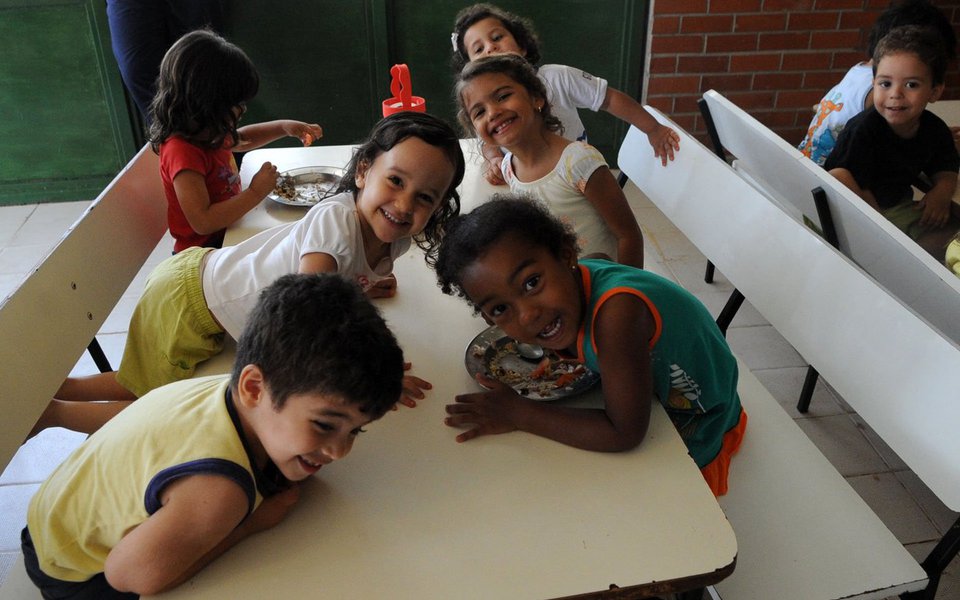 O secretário municipal de Educação, César Benjamin, decidiu nesta segunda-feira fechar por tempo indeterminado 15 escolas localizadas na comunidade do Jacarezinho; outras 11 escolas -- duas do entorno do Jacarezinho e nove de Manguinhos -- farão horários alternativos para não expor seus alunos a riscos de tiroteios; a decisão foi tomada após prolongada reunião hoje à tarde com 26 diretores de escolas do Jacarezinho e de Manguinhos (Foto: Leonardo Lucena) O secretário municipal de Educação, César Benjamin, decidiu nesta segunda-feira fechar por tempo indeterminado 15 escolas localizadas na comunidade do Jacarezinho; outras 11 escolas -- duas do entorno do Jacarezinho e nove de Manguinhos -- farão horários alternativos para não expor seus alunos a riscos de tiroteios; a decisão foi tomada após prolongada reunião hoje à tarde com 26 diretores de escolas do Jacarezinho e de Manguinhos