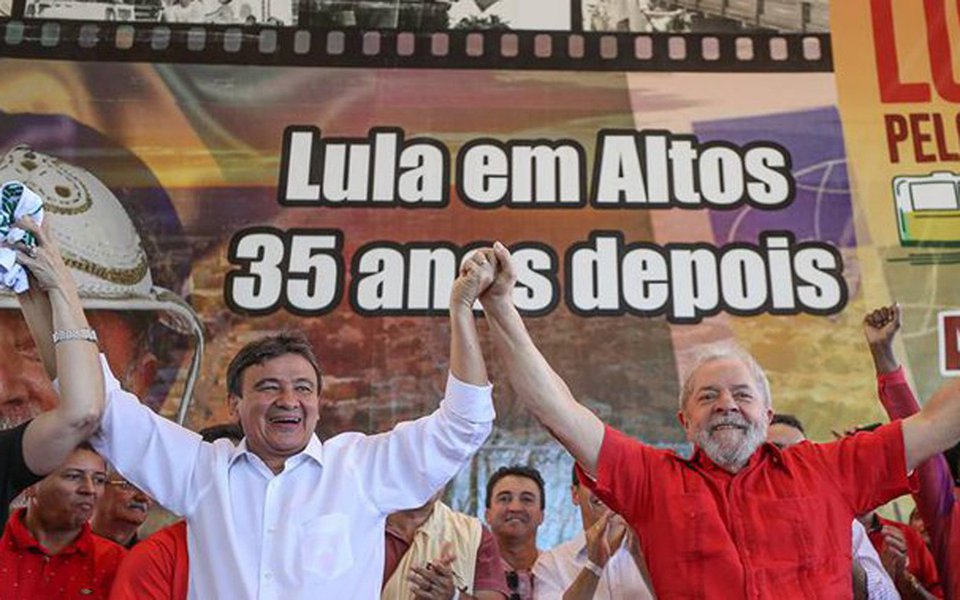 Ao comentar a pesquisa Datafolha sobre intenções de voto para presidente da República, o governador do Piauí, Wellington Dias, afirmou que a população acredita na inocência do ex-presidente Lula; o petista aparece na frente dos prováveis adversários, com mais de 30% em todos os cenários políticos; "A população cada vez mais compreende que há um fato concreto: até hoje não acharam um centavo na conta do Lula. Nem um bem móvel ou imóvel que tenha seu nome que não esteja comprovado na legalidade. Não há nenhuma conta no exterior, não há mala de dinheiro", disse Wellington (Foto: Leonardo Lucena) Ao comentar a pesquisa Datafolha sobre intenções de voto para presidente da República, o governador do Piauí, Wellington Dias, afirmou que a população acredita na inocência do ex-presidente Lula; o petista aparece na frente dos prováveis adversários, com mais de 30% em todos os cenários políticos; "A população cada vez mais compreende que há um fato concreto: até hoje não acharam um centavo na conta do Lula. Nem um bem móvel ou imóvel que tenha seu nome que não esteja comprovado na legalidade. Não há nenhuma conta no exterior, não há mala de dinheiro", disse Wellington
