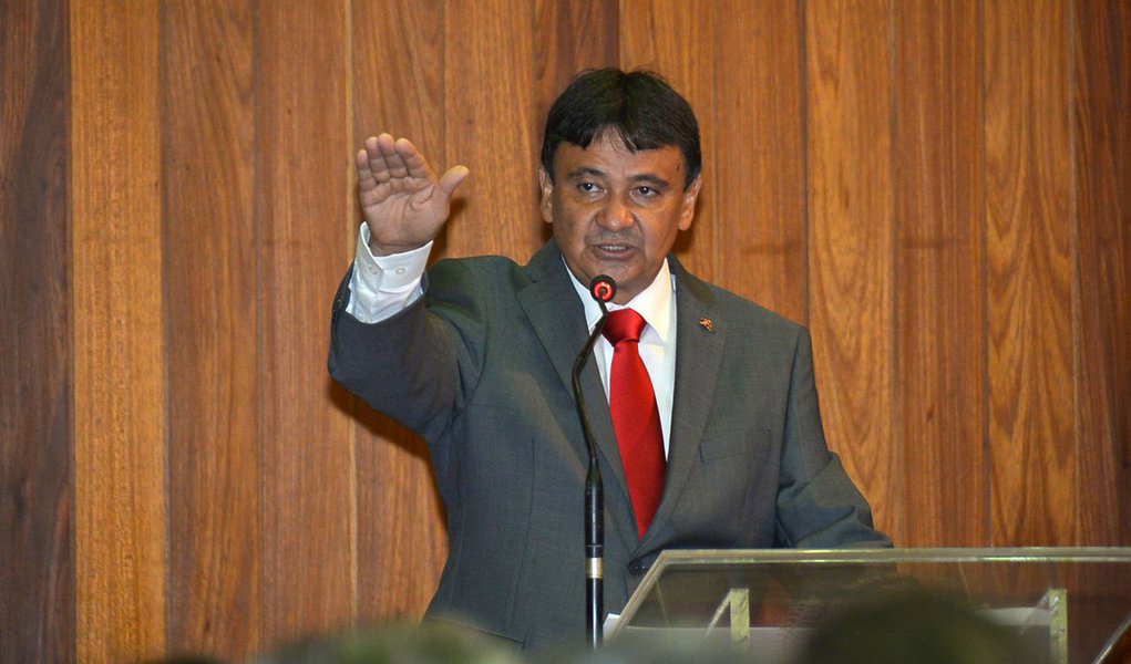 No Encontro dos Governadores do Brasil, em Rio Branco, no Acre, o governador do Piauí, Wellington Dias, adiantou que será proposto a criação de um plano operacional emergencial e simultâneo em todos os estados; "A violência no Brasil tem uma situação grave reconhecida pelo Governo Federal, e vem atingindo fortemente o cotidiano de cada estado. Nossa preocupação é que tome maiores proporções com a facilidade de entrada de armas e munição através das fronteiras", advertiu, segundo o Piauí Hoje (Foto: Voney Malta) No Encontro dos Governadores do Brasil, em Rio Branco, no Acre, o governador do Piauí, Wellington Dias, adiantou que será proposto a criação de um plano operacional emergencial e simultâneo em todos os estados; "A violência no Brasil tem uma situação grave reconhecida pelo Governo Federal, e vem atingindo fortemente o cotidiano de cada estado. Nossa preocupação é que tome maiores proporções com a facilidade de entrada de armas e munição através das fronteiras", advertiu, segundo o Piauí Hoje