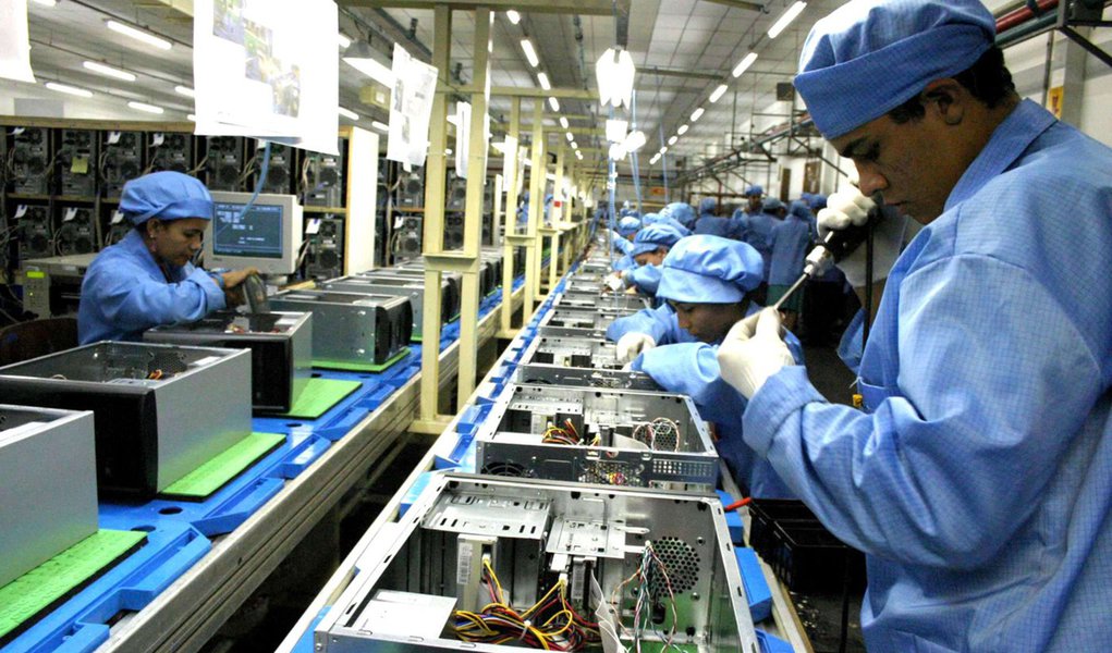 Para boa parte de analistas consultados pela Reuters nesta quinta-feira, o recuo de 1,6% na Formação Bruta da Capital Fixo --uma medida de investimento produtivo-- entre janeiro e março passados foi uma surpresa, o que acabou jogando um balde de água fria nas expectativas que se mostravam um pouco mais otimista; foi o terceiro trimestre de contração; "Ninguém pensa em acelerar investimento no meio de tanta incerteza política, especialmente porque o cenário de atividade e mercado de trabalho será negativamente impactado (por isso)", afirmou o economista-chefe da consultoria MB Associados, Sergio Vale (Foto: Aquiles Lins) Para boa parte de analistas consultados pela Reuters nesta quinta-feira, o recuo de 1,6% na Formação Bruta da Capital Fixo --uma medida de investimento produtivo-- entre janeiro e março passados foi uma surpresa, o que acabou jogando um balde de água fria nas expectativas que se mostravam um pouco mais otimista; foi o terceiro trimestre de contração; "Ninguém pensa em acelerar investimento no meio de tanta incerteza política, especialmente porque o cenário de atividade e mercado de trabalho será negativamente impactado (por isso)", afirmou o economista-chefe da consultoria MB Associados, Sergio Vale