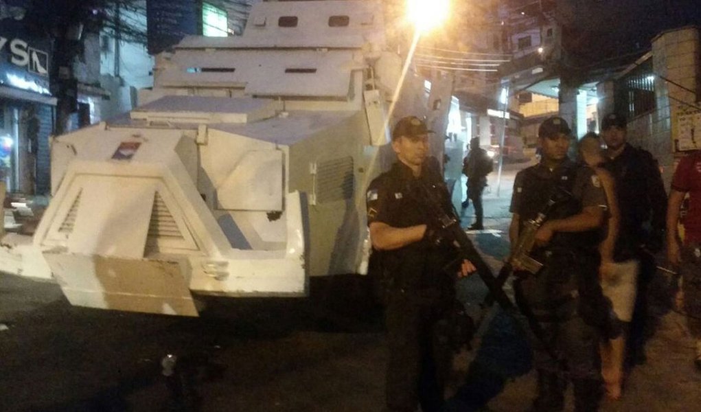 O porta-voz da Polícia Militar do Rio de Janeiro, major Ivan Blaz, disse nesta segunda-feira (18) que a invasão à comunidade da Rocinha, no fim de semana, por um grupo de 60 homens armados, foi ordenada pelo traficante Antonio Francisco Bonfim Lopes, o Nem, que está preso em um presídio federal; segundo Blaz, a ação pretendia retomar pontos do tráfico que eram controlados por Nem e estão sob o comando do traficante Rogério Avelino da Silva, o Rogério 157; "Essa tentativa de invasão já era sabida pelas forças de segurança do Estado, mas não se tinha a confirmação de quando essa ação ocorreria" (Foto: Aquiles Lins) O porta-voz da Polícia Militar do Rio de Janeiro, major Ivan Blaz, disse nesta segunda-feira (18) que a invasão à comunidade da Rocinha, no fim de semana, por um grupo de 60 homens armados, foi ordenada pelo traficante Antonio Francisco Bonfim Lopes, o Nem, que está preso em um presídio federal; segundo Blaz, a ação pretendia retomar pontos do tráfico que eram controlados por Nem e estão sob o comando do traficante Rogério Avelino da Silva, o Rogério 157; "Essa tentativa de invasão já era sabida pelas forças de segurança do Estado, mas não se tinha a confirmação de quando essa ação ocorreria"