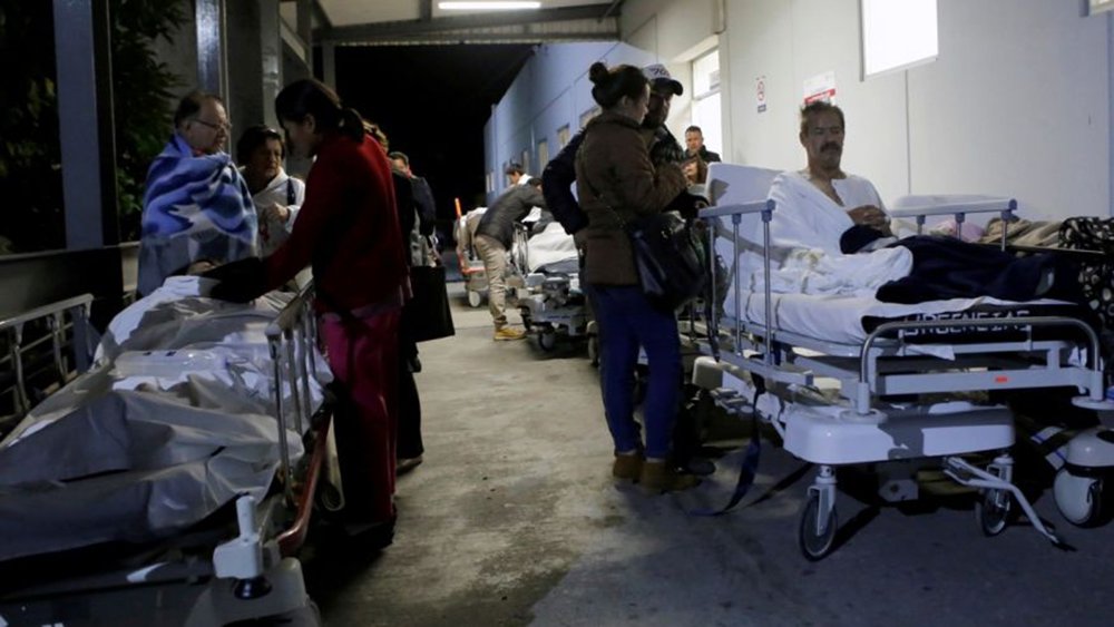 O forte terremoto que atingiu o México na madrugada desta quinta-feira (8) deixou pelo menos 32 mortos no Sul do país – 23 no estado de Oaxaca, sete em Chiapas e dois em Tabasco –, segundo indica um relatório preliminar das autoridades; em declarações à Televisa, o governador do estado de Oaxaca, Alejandro Murat, atualizou o número de mortos em sua região para 23 pessoas; em Juchitán de Zaragoza, no Istmo de Tehuantepec, uma parte do palácio municipal caiu e muitas moradias foram afetadas, com um balanço de 17 mortos (Foto: Aquiles Lins) O forte terremoto que atingiu o México na madrugada desta quinta-feira (8) deixou pelo menos 32 mortos no Sul do país – 23 no estado de Oaxaca, sete em Chiapas e dois em Tabasco –, segundo indica um relatório preliminar das autoridades; em declarações à Televisa, o governador do estado de Oaxaca, Alejandro Murat, atualizou o número de mortos em sua região para 23 pessoas; em Juchitán de Zaragoza, no Istmo de Tehuantepec, uma parte do palácio municipal caiu e muitas moradias foram afetadas, com um balanço de 17 mortos