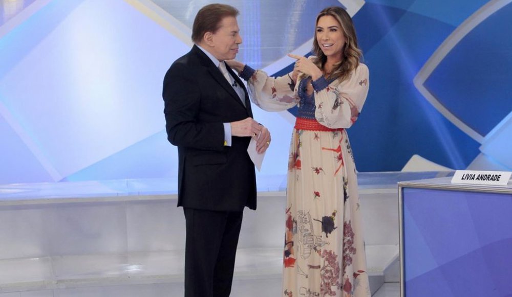 Após outro comentário machista, o apresentador Sílvio Santos tomou uma bronca da filha, Patrícia Abravanel, em pleno ar; Sílvio passou minutos elogiando o corpo da modelo Lívia Andrade, que estava de biquíni em uma foto, e Patrícia perdeu a paciência: "Um senhor, bisavô, fica falando da menininha loirinha. Parece um velho tarado. Não é para o seu bico nem para os seus olhos" (Foto: Charles Nisz) Após outro comentário machista, o apresentador Sílvio Santos tomou uma bronca da filha, Patrícia Abravanel, em pleno ar; Sílvio passou minutos elogiando o corpo da modelo Lívia Andrade, que estava de biquíni em uma foto, e Patrícia perdeu a paciência: "Um senhor, bisavô, fica falando da menininha loirinha. Parece um velho tarado. Não é para o seu bico nem para os seus olhos"