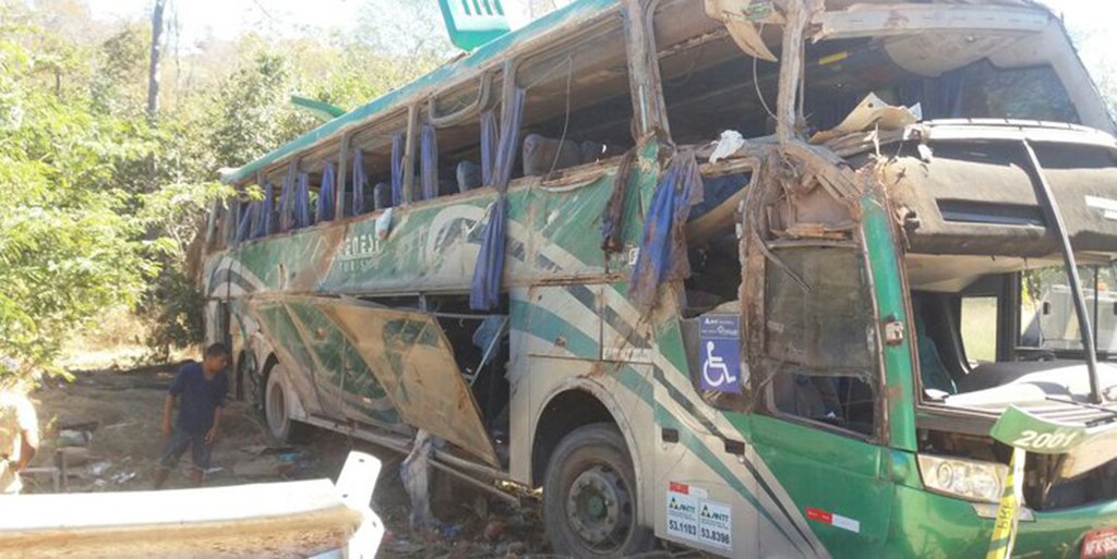 Após vários acidentes que resultou na morte de 31 pessoas somente neste ano na BR-135, importante rodovia do Sul do Piauí, a bancada piauiense cobrou ações emergenciais que possam reduzir o número de acidentes na rodovia; a rodovia ficou conhecida como “estrada da morte” devido aos inúmeros acidentes com mortes que já ocorreram no local; neste final de semana, a BR-135 registrou um grave acidente envolvendo um ônibus de turismo, que resultou em nove mortos e 18 feridos; após 24h, dois caminhões tombaram na via, felizmente não houve mortes (Foto: Leonardo Lucena) Após vários acidentes que resultou na morte de 31 pessoas somente neste ano na BR-135, importante rodovia do Sul do Piauí, a bancada piauiense cobrou ações emergenciais que possam reduzir o número de acidentes na rodovia; a rodovia ficou conhecida como “estrada da morte” devido aos inúmeros acidentes com mortes que já ocorreram no local; neste final de semana, a BR-135 registrou um grave acidente envolvendo um ônibus de turismo, que resultou em nove mortos e 18 feridos; após 24h, dois caminhões tombaram na via, felizmente não houve mortes