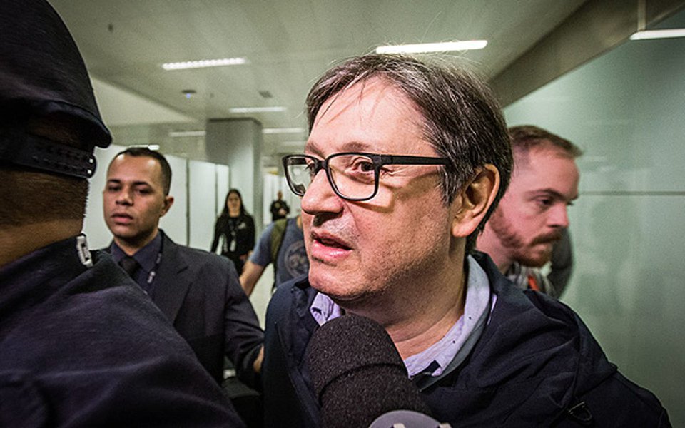 "Ao desvendar a identidade de Edgar Rafel Safdié a Polícia Federal também deixou claro que Rocha Loures não estava habilitado para a função, por falta de malandragem e que não era o único carregador de mala de Temer. A outra conclusão que nos deixa o episódio é que corrupção é coisa de rico, onde pobre não tem vez", diz o colunista Alex Solnik sobre o homem da mala de Michel Temer (Foto: Alex Solnik) "Ao desvendar a identidade de Edgar Rafel Safdié a Polícia Federal também deixou claro que Rocha Loures não estava habilitado para a função, por falta de malandragem e que não era o único carregador de mala de Temer. A outra conclusão que nos deixa o episódio é que corrupção é coisa de rico, onde pobre não tem vez", diz o colunista Alex Solnik sobre o homem da mala de Michel Temer