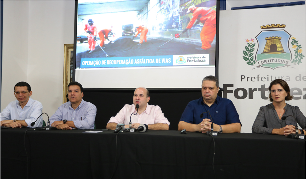 Os serviços perpassam pela recuperação do pavimento danificado, reparo de micro drenagem (calhas, sarjetas etc) e reforma do pavimento em pedra tosca e paralelepípedo. Serão investidos R$ 46 milhões só em 2017. O prefeito Roberto Cláudio (PDT) anunciou ainda um investimento de R$ 100 milhões em drenagem na capital cearense (Foto: Rodrigo Rocha) Os serviços perpassam pela recuperação do pavimento danificado, reparo de micro drenagem (calhas, sarjetas etc) e reforma do pavimento em pedra tosca e paralelepípedo. Serão investidos R$ 46 milhões só em 2017. O prefeito Roberto Cláudio (PDT) anunciou ainda um investimento de R$ 100 milhões em drenagem na capital cearense