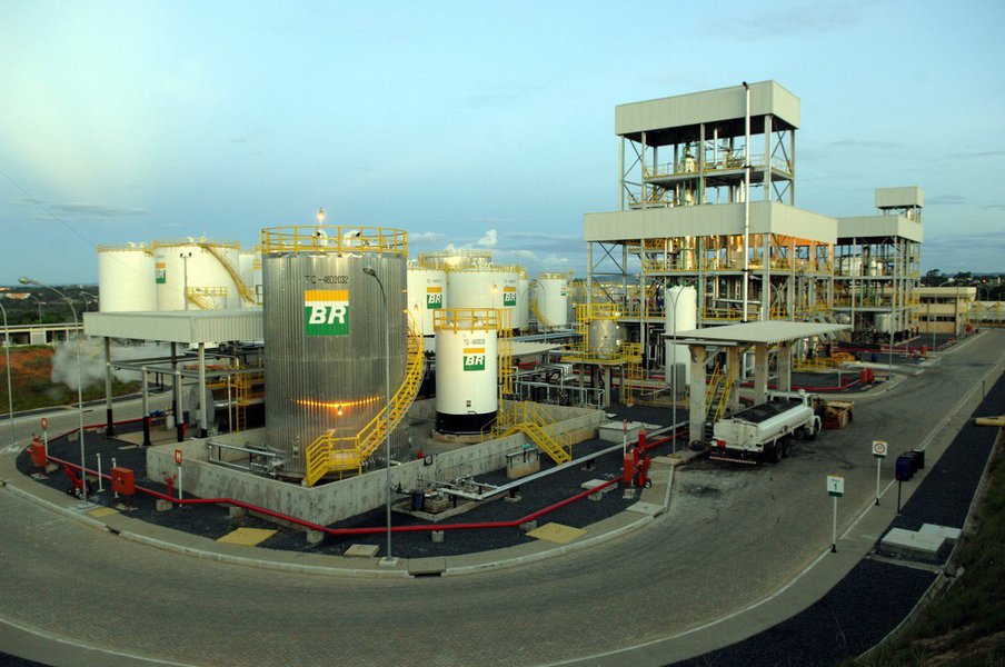 A Petrobras colocou à venda suas concessões em 19 campos terrestres no Ceará, Rio Grande do Norte e Sergipe, dando continuidade ao programa de venda de ativos; a estatal informou nesta sexta-feira que iniciou a etapa de divulgação das oportunidades sobre a venda da totalidade de seus direitos de exploração, desenvolvimento e produção em cinco conjuntos de campos terrestres (Foto: Romulo Faro) A Petrobras colocou à venda suas concessões em 19 campos terrestres no Ceará, Rio Grande do Norte e Sergipe, dando continuidade ao programa de venda de ativos; a estatal informou nesta sexta-feira que iniciou a etapa de divulgação das oportunidades sobre a venda da totalidade de seus direitos de exploração, desenvolvimento e produção em cinco conjuntos de campos terrestres
