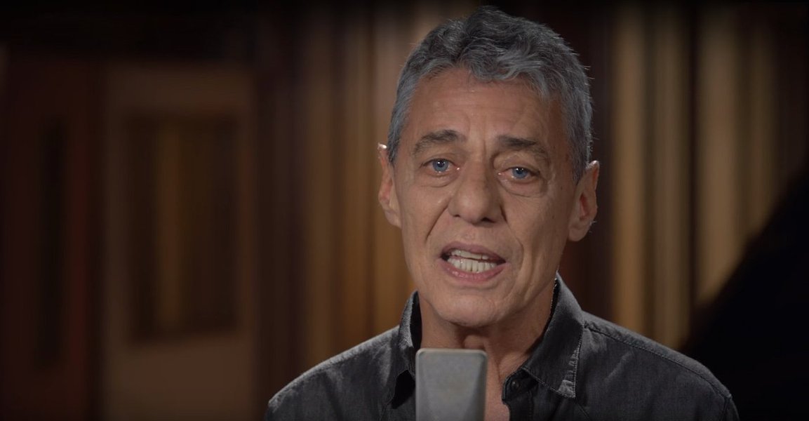 "Autor de uma obra delicada e corajosa sobre o universo feminino, que foi capaz de celebrar como nenhum outro compositor brasileiro, Chico Buarque foi acusado de 'machista' por causa de um verso em que um marido ameaça 'largar a família' para se dedicar a um novo amor", diz Paulo Moreira Leite, articulista do 247; "Num país onde a Constituição assegura a liberdade de expressão como um direito fundamental, a crítica é um direito de todos. Mas é bom recordar que na obra de Chico as mulheres deixaram de ser exibidas como objeto para desfrute masculino para serem tratadas como donas de seu corpo e de seu destino", lembra o jornalista (Foto: Paulo Moreira Leite) "Autor de uma obra delicada e corajosa sobre o universo feminino, que foi capaz de celebrar como nenhum outro compositor brasileiro, Chico Buarque foi acusado de 'machista' por causa de um verso em que um marido ameaça 'largar a família' para se dedicar a um novo amor", diz Paulo Moreira Leite, articulista do 247; "Num país onde a Constituição assegura a liberdade de expressão como um direito fundamental, a crítica é um direito de todos. Mas é bom recordar que na obra de Chico as mulheres deixaram de ser exibidas como objeto para desfrute masculino para serem tratadas como donas de seu corpo e de seu destino", lembra o jornalista