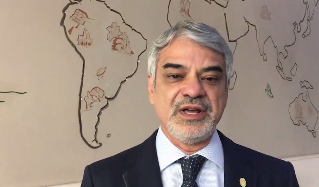 Participando de reunião do Parlamento do Mercosul em Montevidéu, no Uruguai, o senador do PT denunciou as tentativas de censura contra artistas ocorridas no Brasil nos últimos meses; "Políticos e religiosos fundamentalistas usam a censura por não ter argumentos para lidar com o momento político que eles próprios criaram. Assim, eles tentam censurar exposições de arte, livros, contando com o apoio de setores do Ministério Público e da Justiça - muitas vezes sem o respaldo legal, apenas para atender o desejo desses grupos conservadores", diz; assista (Foto: Ana Pupulin) Participando de reunião do Parlamento do Mercosul em Montevidéu, no Uruguai, o senador do PT denunciou as tentativas de censura contra artistas ocorridas no Brasil nos últimos meses; "Políticos e religiosos fundamentalistas usam a censura por não ter argumentos para lidar com o momento político que eles próprios criaram. Assim, eles tentam censurar exposições de arte, livros, contando com o apoio de setores do Ministério Público e da Justiça - muitas vezes sem o respaldo legal, apenas para atender o desejo desses grupos conservadores", diz; assista