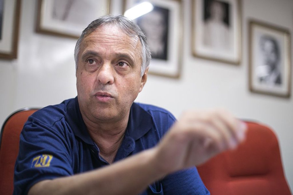 No final dos anos 90, o setor de telefonia brasileiro passou por um processo de privatização radical; a ideia de que a privatização da telefonia foi positiva parece seguir dominante entre a maioria da opinião pública; para o presidente do Sindicato dos Telefônicos do Rio Grande do Sul (Sinttel-RS), Gilnei Porto Azambuja, “em um primeiro momento, a sociedade ficou eufórica em virtude da promessa da melhoria dos serviços. Depois, as tarifas dispararam, o atendimento à população piorou e as condições de trabalho dos trabalhadores pioraram drasticamente”; e comentou a crise da Oi, que deve mais de R$ 65 bilhões; “Nós temos convicção de que o caso da Oi é a desmoralização total das privatizações no setor da telefonia” (Foto: Leonardo Lucena) No final dos anos 90, o setor de telefonia brasileiro passou por um processo de privatização radical; a ideia de que a privatização da telefonia foi positiva parece seguir dominante entre a maioria da opinião pública; para o presidente do Sindicato dos Telefônicos do Rio Grande do Sul (Sinttel-RS), Gilnei Porto Azambuja, “em um primeiro momento, a sociedade ficou eufórica em virtude da promessa da melhoria dos serviços. Depois, as tarifas dispararam, o atendimento à população piorou e as condições de trabalho dos trabalhadores pioraram drasticamente”; e comentou a crise da Oi, que deve mais de R$ 65 bilhões; “Nós temos convicção de que o caso da Oi é a desmoralização total das privatizações no setor da telefonia”
