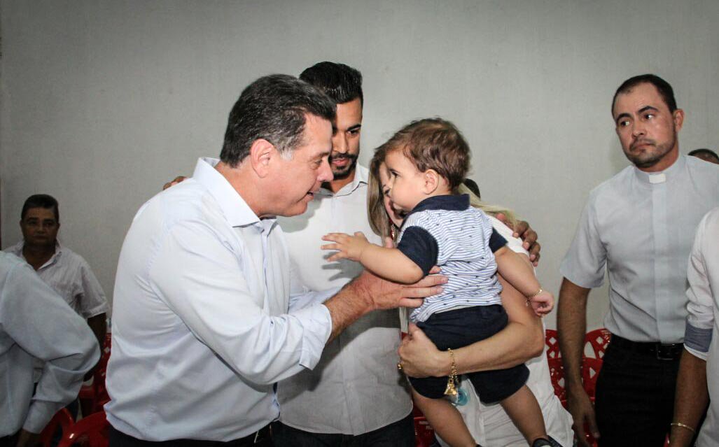 O prefeito Sávio de Souza (PMDB-GO) parabenizou o governador Marconi Perillo (PSDB) pelo investimento de R$ 1,5 milhões feito em Pilar de Goiás, a 250 km da capital Goiânia; a população definiu que o dinheiro será aplicado na recuperação de algumas ruas e também na pavimentação de bairros que ainda convivem com vias de terra (Foto: Charles Nisz) O prefeito Sávio de Souza (PMDB-GO) parabenizou o governador Marconi Perillo (PSDB) pelo investimento de R$ 1,5 milhões feito em Pilar de Goiás, a 250 km da capital Goiânia; a população definiu que o dinheiro será aplicado na recuperação de algumas ruas e também na pavimentação de bairros que ainda convivem com vias de terra