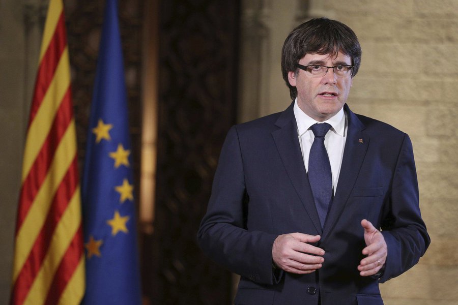 O presidente destituído da Catalunha, Carles Puigdemont, pediu neste sábado por "oposição democrática" pacífica à tomada de controle do governo central sobre a região, após sua declaração unilateral de independência da Espanha; Puigdemont, cujo governo regional foi destituído pelo primeiro-ministro da Espanha, Mariano Rajoy, na sexta-feira, acusou Madri de "agressão premeditada" contra a vontade dos catalães (Foto: Romulo Faro) O presidente destituído da Catalunha, Carles Puigdemont, pediu neste sábado por "oposição democrática" pacífica à tomada de controle do governo central sobre a região, após sua declaração unilateral de independência da Espanha; Puigdemont, cujo governo regional foi destituído pelo primeiro-ministro da Espanha, Mariano Rajoy, na sexta-feira, acusou Madri de "agressão premeditada" contra a vontade dos catalães
