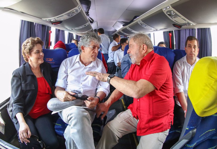 Ao lado do governador da Paraíba, Ricardo Coutinho, o ex-presidente Lula e a presidente deposta pelo golpe Dilma Rousseff chegam a Monteiro para fazer a inauguração popular da transposição do São Francisco; dia histórico (Foto: Leonardo Attuch) Ao lado do governador da Paraíba, Ricardo Coutinho, o ex-presidente Lula e a presidente deposta pelo golpe Dilma Rousseff chegam a Monteiro para fazer a inauguração popular da transposição do São Francisco; dia histórico