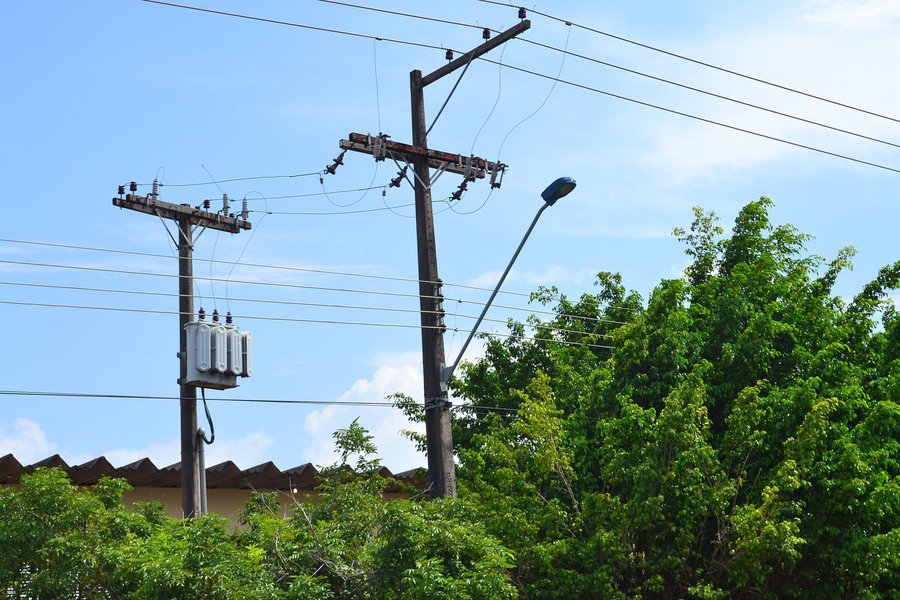 Dados dos Institutos de Medicina Legal de Maceió e Arapiraca apontam que, nos últimos cinco anos, Alagoas registrou 198 casos de vítimas fatais de descarga elétrica; em 2013 e 2014, foram 45 mortes; em 2015 esse número diminuiu para 32, mas, em 2016 voltou a subir, registrando 35 casos; e este ano 41 pessoas já perderam a vida em virtude de acidentes elétricos (Foto: Voney Malta) Dados dos Institutos de Medicina Legal de Maceió e Arapiraca apontam que, nos últimos cinco anos, Alagoas registrou 198 casos de vítimas fatais de descarga elétrica; em 2013 e 2014, foram 45 mortes; em 2015 esse número diminuiu para 32, mas, em 2016 voltou a subir, registrando 35 casos; e este ano 41 pessoas já perderam a vida em virtude de acidentes elétricos