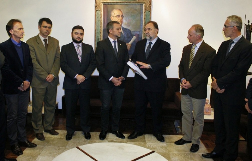 Depois de divulgar como “histórico” um suposto acordo entre Executivo, Legislativo, Judiciário, Ministério Público e Defensoria Pública em torno do projeto da Lei de Diretrizes Orçamentárias (LDO) de 2018, o governo do Estado o encaminhou, nesta quinta-feira (11), à Assembleia Legislativa; apesar do anúncio de ontem do governo, o presidente da Assembleia, Edegar Pretto (PT), aproveitou a ocasião para destacar que não tem acordo sobre a situação e que é “inadmissível e inaceitável o fato de termos três anos de salário congelado”; há, de acordo com Pretto, uma perda salarial somada de cerca de 30% entre os servidores do Executivo estadual nos últimos três anos – e a definição dele é que se trata de uma “decisão política”. (Foto: José Barbacena) Depois de divulgar como “histórico” um suposto acordo entre Executivo, Legislativo, Judiciário, Ministério Público e Defensoria Pública em torno do projeto da Lei de Diretrizes Orçamentárias (LDO) de 2018, o governo do Estado o encaminhou, nesta quinta-feira (11), à Assembleia Legislativa; apesar do anúncio de ontem do governo, o presidente da Assembleia, Edegar Pretto (PT), aproveitou a ocasião para destacar que não tem acordo sobre a situação e que é “inadmissível e inaceitável o fato de termos três anos de salário congelado”; há, de acordo com Pretto, uma perda salarial somada de cerca de 30% entre os servidores do Executivo estadual nos últimos três anos – e a definição dele é que se trata de uma “decisão política”.