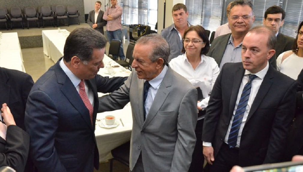 A Prefeitura de Goiânia foi o 245.º município do Estado (do total de 246) a formalizar seu pedido de inclusão no Goiás na Frente; prefeito Iris Rezende (PMDB) fez ao governador Marconi Perillo (PSDB) a solicitação de inclusão da capital no programa durante reunião no Paço Municipal na manhã desta quinta-feira; Iris solicitou a parceria para o financiamento do ramal leste da Avenida Leste-Oeste, entre a Praça do Trabalhador e área limite com o município de Senador Canedo (Foto: José Barbacena) A Prefeitura de Goiânia foi o 245.º município do Estado (do total de 246) a formalizar seu pedido de inclusão no Goiás na Frente; prefeito Iris Rezende (PMDB) fez ao governador Marconi Perillo (PSDB) a solicitação de inclusão da capital no programa durante reunião no Paço Municipal na manhã desta quinta-feira; Iris solicitou a parceria para o financiamento do ramal leste da Avenida Leste-Oeste, entre a Praça do Trabalhador e área limite com o município de Senador Canedo