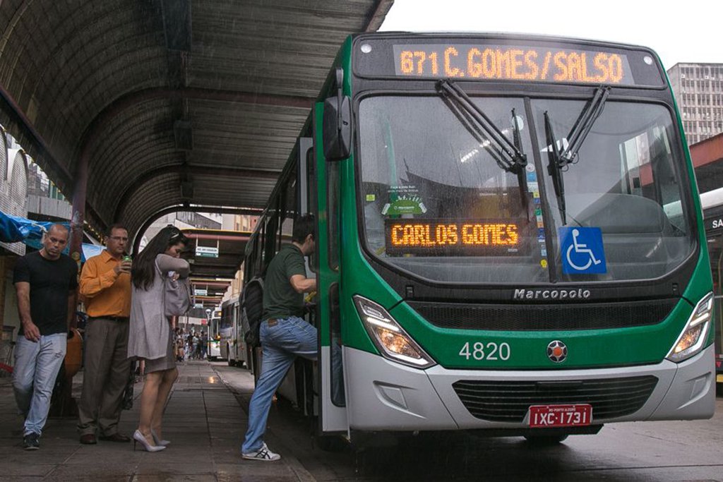 O prefeito Nelson Marchezan Jr. (PSDB) publicou o decreto que tem por objetivo definir prazos para a implementação de novas tecnologias – GPS, reconhecimento facial, circuito interno de vigilância – e alterando regras no sistema de transporte público da Porto Alegre; a Carris e as empresas terão até o dia 31 de dezembro de 2018 para implementar todas as mudanças previstas no decreto em toda a frota de coletivos da Capital (Foto: Leonardo Lucena) O prefeito Nelson Marchezan Jr. (PSDB) publicou o decreto que tem por objetivo definir prazos para a implementação de novas tecnologias – GPS, reconhecimento facial, circuito interno de vigilância – e alterando regras no sistema de transporte público da Porto Alegre; a Carris e as empresas terão até o dia 31 de dezembro de 2018 para implementar todas as mudanças previstas no decreto em toda a frota de coletivos da Capital