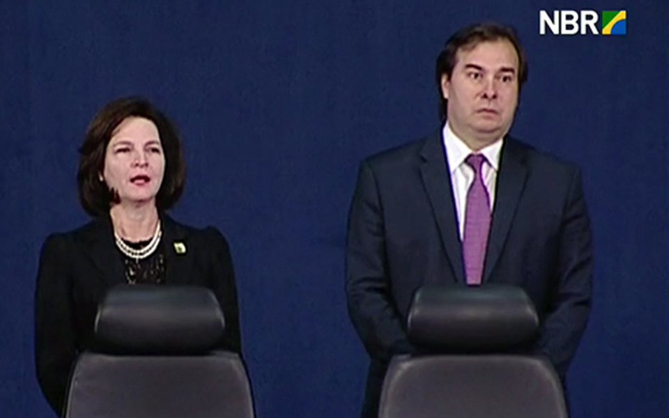 O presidente da Câmara, Rodrigo Maia (DEM), foi parar nos trendtopics do Twitter, na manhã desta segunda-feira; tudo isso porque se atrapalhou ao tentar cantar o hino nacional na cerimônia de posse da nova procuradora-geral da República, Raquel Dodge; "É sério que o Rodrigo Maia não sabe cantar o hino nacional? Estamos indo cada vez mais pro fundo do poço", escreveu um internauta no Twitter (Foto: José Barbacena) O presidente da Câmara, Rodrigo Maia (DEM), foi parar nos trendtopics do Twitter, na manhã desta segunda-feira; tudo isso porque se atrapalhou ao tentar cantar o hino nacional na cerimônia de posse da nova procuradora-geral da República, Raquel Dodge; "É sério que o Rodrigo Maia não sabe cantar o hino nacional? Estamos indo cada vez mais pro fundo do poço", escreveu um internauta no Twitter