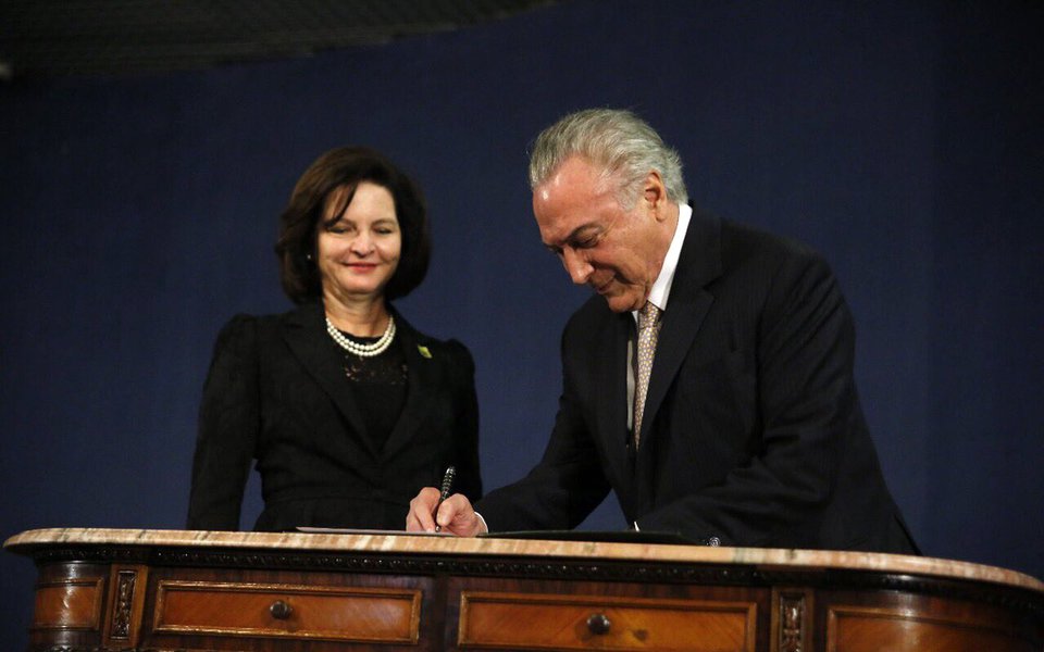 Primeiro ocupante da presidência na história do Brasil denunciado por corrupção, organização criminosa e obstrução judicial, Michel Temer discursou após a procuradora-geral Raquel Dodge e disse ter tido grande prazer em ouvi-la; "Me sinto honrado por dar-lhe posse", afirmou; Temer destacou ainda o fato de Raquel Dodge ser a primeira mulher a exercer o comando da PGR, embora tenha traído e golpeado a primeira mulher presidente da República, Dilma Rousseff (Foto: Leonardo Attuch) Primeiro ocupante da presidência na história do Brasil denunciado por corrupção, organização criminosa e obstrução judicial, Michel Temer discursou após a procuradora-geral Raquel Dodge e disse ter tido grande prazer em ouvi-la; "Me sinto honrado por dar-lhe posse", afirmou; Temer destacou ainda o fato de Raquel Dodge ser a primeira mulher a exercer o comando da PGR, embora tenha traído e golpeado a primeira mulher presidente da República, Dilma Rousseff
